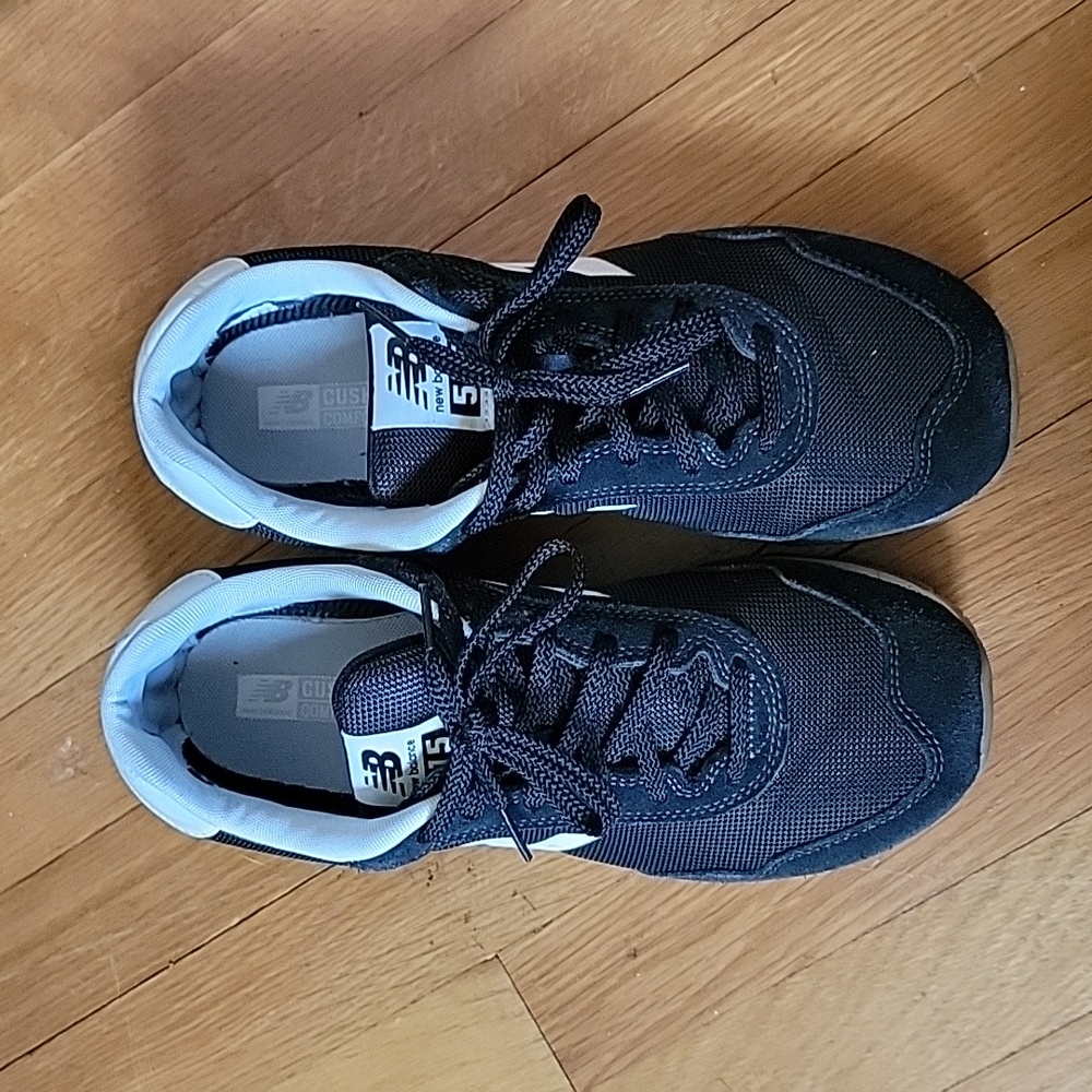 New balance men's 9.5 classics 515v3 black and white